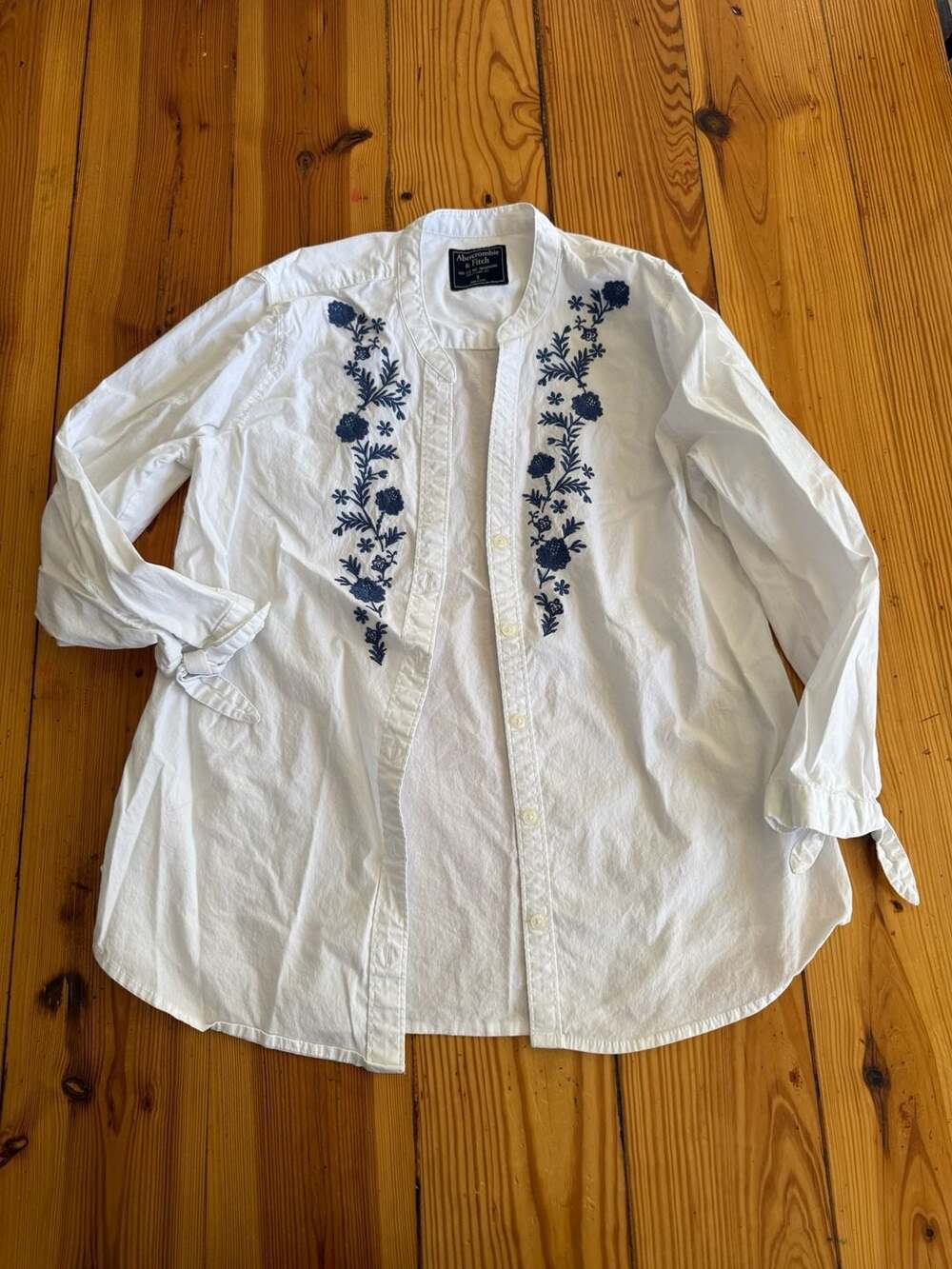 Abercrombie & Fitch Button-Down Shirt Size S White Blue Floral Embroidery